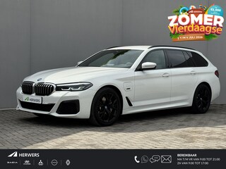 BMW 5-serie Touring 530e High Executive M-SPORT INDIVIDUAL / Dealer Onderhouden / Harman Kardon / 1.700 kg Trekgewicht / Elektrische Verstelbare Stoelen / Stoelverwarming / Parkeersensoren Voor en Achter / Elek. Achterklep / Navigatie /