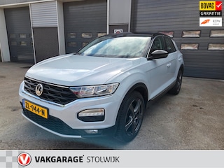 Volkswagen T-Roc 1.5 TSI Sport, Parelmoer, Zwart dak, Camera, Trekhaak, Navigatie.