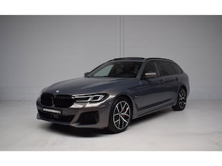 BMW 530e xDrive M-SPORT PANORAMADAK / M-SPORTSTOELEN / HUD / TREKHAAK / HARMAN-KARDON / LEER / CAMERA