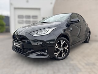 Toyota Yaris 1.5 VVT-i First Edition LED / CARPLAY / STOELVERW. / CAMERA / LANE ASSIST / CRUISE CONTROL / DEALER OND.