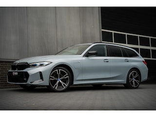 BMW 3-serie Touring 330e 293 pk xDrive M-Sportpakket / Brooklyn-Grey/ Facelift/ Head-Up/ Pano-Dak/ Keyless/ Sport-Stoelen/ Stoel.Verw/ Stuur.Verw/ 18'' LMV