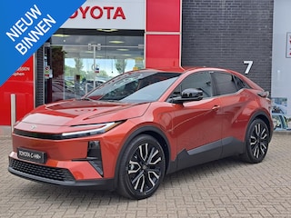 Toyota C-HR First Edition 77 kWh NIEUW DIRECT LEVERBAAR STOEL/STUUR VERWARMING AD-CRUISE CONTROL ELEK. ACHTERKLEP 20" LM VELGEN