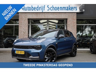Lynk & Co 01 1.5 261PK! MY23+BLACKLINE + 6.6 Kwh LADEN! ZWARTE-HEMEL 360-CAMERA PANO/SCHUIF INFINITY ZWARTE-HEMEL DAB NAVI CARPLAY STOELVERWARMING ELEK.ACHTERKLEP 20"LMV