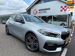 BMW 118i High Executive. RIJKLAARPRIJS! TREKHAAK/AUTOMAAT/SPORTSTOELEN