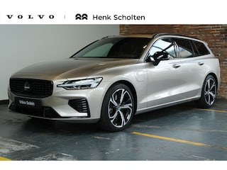 Volvo V60 T8 Automaat Plug-in hybrid AWD Plus Dark | Semi-Electrische Wegklapbare Trekhaak | Harman Kardon Premium Audio | 360° Parkeercamera | Parkeersensoren voor + achter | Stoelverwarming | Panoramadak | Head-Up Display .