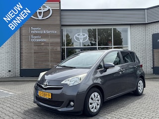 Toyota Verso-S 1.3 VVT-i ASPIRATION AUTOMAAT TREKHAAK PANO-DAK CAMERA CLIMA PRIVACY-GLASS TOMTOM NL-AUTO DEALER-ONDERHOUDEN