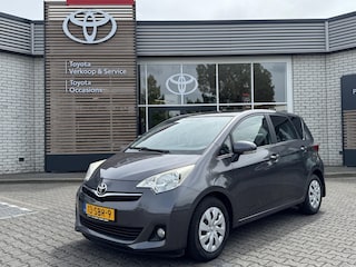 Toyota Verso-S 1.3 VVT-i ASPIRATION AUTOMAAT TREKHAAK PANO-DAK CAMERA CLIMA PRIVACY-GLASS TOMTOM NL-AUTO DEALER-ONDERHOUDEN