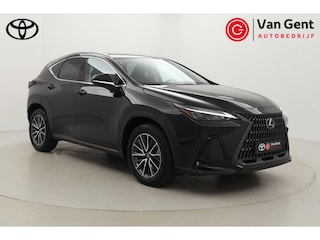 Lexus NX 450h+ AWD Luxury Line | Trekhaak | Leder | Dodehoek detectie | Apple Carplay / Android Auto | Stoel-/stuurverwarming | Adaptive Cruise | Parkeersensoren voor/achter | Camera | Keyless | Full LED | 18 inch