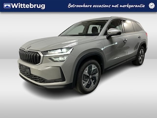 Skoda Kodiaq 1.5 TSI PHEV Selection / AUTOMAAT/ GARANTIE TM 01-2028/ TREKHAAK/ PARK.SENSOR.V+A/ CAMERA/ STUUR+STOELVERWARM.V+A/ MEMORY SEAT/ DODEHOEK/ ACC/ ELEK.ACHTERKLEP/ SMARTLINK/ HEAD-UP/ RIJ-MODI/ NAVI/ DAB/ 18'' LMV