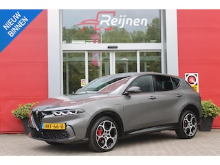 Alfa Romeo Tonale 1.5T Hybrid 160PK VELOCE | PREMIUM PACK: LEDEREN BEKLEDING/GEVENTILEERDE VOORSTOELEN/4-VOUDIG ELEKTRISCH VERSTELBARE LENDESTEUN VOORSTOELEN/ELEKTRISCH BEDIENBARE /HOOGGLANS ZWARTE RAAMOMLIJSTING/AMBIENT LIGHTING | TECHNOLOGY PACK: PARKEERWAARSCHUWING VOOR EN ACHTER/360° CAMERA/AUTOMATISCH INPARKEREN/ AUTONOMOUS DRIVING LEVEL 2: ADAPTIVE CRUISE CONTROL/LANE CENTERING ASSIST/TRAFFIC JAM ASSIST DODEHOEK DETECTIE AUTOMATISCH DIMMENDE BUITENSPIEGELS ELEKTRISCH BEDIENBARE ACHTERKLEP | WINTERPACK: STOELVERWARMING VOOR/STUURVERWARMING/VERWARMBARE RUITENSPROEIERS | 19" LICHTMETALEN VELGEN | DRAADLOZE TELEFOONLADER | NAVIGATIE | DRAADLOZE APPLE CARPLAY/ANDROID AUTO | FULL LED MATRIX KOPLAMPEN |