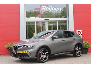 Alfa Romeo Tonale 1.5T Hybrid 160PK VELOCE | PREMIUM PACK: LEDEREN BEKLEDING/GEVENTILEERDE VOORSTOELEN/4-VOUDIG ELEKTRISCH VERSTELBARE LENDESTEUN VOORSTOELEN/ELEKTRISCH BEDIENBARE /HOOGGLANS ZWARTE RAAMOMLIJSTING/AMBIENT LIGHTING | TECHNOLOGY PACK: PARKEERWAARSCHUWING VOOR EN ACHTER/360° CAMERA/AUTOMATISCH INPARKEREN/ AUTONOMOUS DRIVING LEVEL 2: ADAPTIVE CRUISE CONTROL/LANE CENTERING ASSIST/TRAFFIC JAM ASSIST DODEHOEK DETECTIE AUTOMATISCH DIMMENDE BUITENSPIEGELS ELEKTRISCH BEDIENBARE ACHTERKLEP | WINTERPACK: STOELVERWARMING VOOR/STUURVERWARMING/VERWARMBARE RUITENSPROEIERS | 19" LICHTMETALEN VELGEN | DRAADLOZE TELEFOONLADER | NAVIGATIE | DRAADLOZE APPLE CARPLAY/ANDROID AUTO | FULL LED MATRIX KOPLAMPEN |