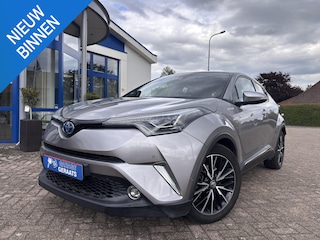 Toyota C-HR 1.8 Hybrid Executive Adaptieve Cruise Control, Navigatie, Achteruitrij Camera, Dodehoek herkenning, 18 INCH, Parkeersensoren voor en achter, Privacy Glass.