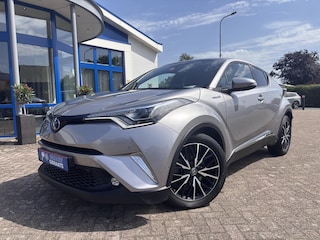 Toyota C-HR 1.8 Hybrid Executive Adaptieve Cruise Control, Navigatie, Achteruitrij Camera, Dodehoek herkenning, 18 INCH, Parkeersensoren voor en achter, Privacy Glass.