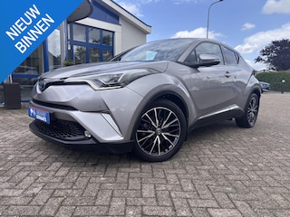 Toyota C-HR 1.8 Hybrid Executive Adaptieve Cruise Control, Navigatie, Achteruitrij Camera, Dodehoek herkenning, 18 INCH, Parkeersensoren voor en achter, Privacy Glass.