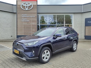 Toyota RAV4 2.5 HYBRID STYLE LEER STOEL/STUURVERW PARK-SENSOREN EL-STOEL EL-ACHTERKLEP APPLE/ANDROID CAMERA CLIMA LED PRIVACY GLASS 17'' LM-VELGEN
