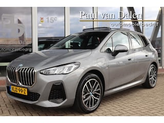 BMW 2-serie Tourer (u06) 225e XDRIVE 245PK M-SPORT SHADOW LINE Panodak | Navi | Camera | Widescreen | Live Cockpit | 18 inch Lm |