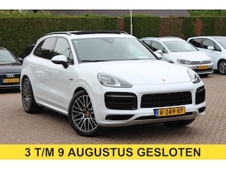 Porsche Cayenne 3.0 E-Hybrid / Trekhaak / Panoramadak / 360Camera / Luchtvering / 21'' / Bose / Sportdesign+Chrono / Leder / Stuur+Stoelverwarming / Dodehoek / DAB / Cruise Control