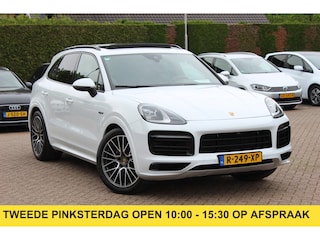 Porsche Cayenne 3.0 E-Hybrid / Trekhaak / Panoramadak / 360Camera / Luchtvering / 21'' / Bose / Sportdesign+Chrono / Leder / Stuur+Stoelverwarming / Dodehoek / DAB / Cruise Control