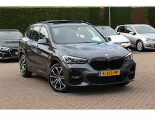 BMW X1 sDrive20i High Exe. M Sport / Trekhaak / Panoramadak / Camera / Leder / 19'' / Sportstoelen / CarPlay / Stoelverwarming / DAB / Cruise Control