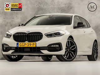 BMW 118i High Executive Automaat (APPLE CARPLAY, DEALER ONDERHOUDEN, GROOT NAVI, STUUR/STOELVERWARMING, SPORTSTOELEN, PARKEERSENSOREN, GETINT GLAS, CRUISE, NIEUWSTAAT)
