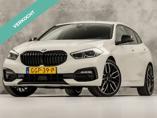 BMW 118i High Executive Automaat (APPLE CARPLAY, DEALER ONDERHOUDEN, GROOT NAVI, STUUR/STOELVERWARMING, SPORTSTOELEN, PARKEERSENSOREN, GETINT GLAS, CRUISE, NIEUWSTAAT)