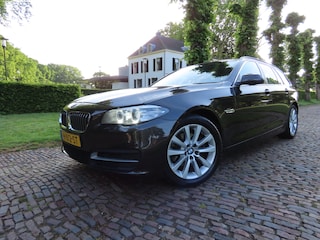 BMW 5-serie Touring 520d High Executive Leer Keyless Led BI Xenon Stoelverwarming Pdc Navigatie Bleutooth Cruisecontrol Climatecontrol Lm Velgen