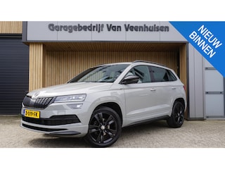 Skoda Karoq 1.5 TSI 150pk DSG Sportline Business *Black Optik* LED Trekhaak Stoel & Stuurwiel V.W. Virtual Sfeerverlichting *Complete Skoda*