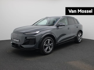 Audi Q6 e-tron edition 83 kWh l Adaptive cruise control l Climate control l Stuurverwarming l Parkeersensoren l Navigatie l 360 graden camera l Carbon pakket l Trekhaak l Warmtepomp l Audi sound system l Audi virtual cockpit plus