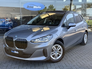 BMW 2-serie Tourer 225e xDrive | Pano | Luxery | HUD | Innovation pack | Live cockpit pro | Driving Assistant Plus -Cruise control adaptief met stop&go, file assistent-grootlichtassistent-rijstrooksensor- Interesse in een bezichtiging of proefrit, bel of app met 06-24282842 / 06-42130156