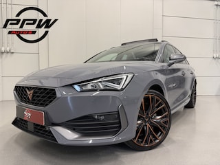 Cupra Leon 1.4 e-Hybrid VZ Copper Edit. PANO/19"/KUIPSTOELEN/CAMERA/STUURKNOPPEN/SFEER/ACC/KEYLESS/DRIVE-PROFILE/CARPLAY/STOEL+STUURVERW/ELECTR.A.KLEP/GRAPHENGRAU/VOLLEDIG CUPRA DEALER HISTORIE INCL OH BEURT