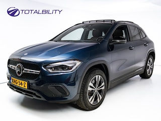 Mercedes-Benz GLA 250 e Luxury Line | Pano | Elec. klep | Elec. Trekhaak | Stoel- stuurverwarming | Adap. Cruise | HUD | Sfeerverlichting | Elec. verstelbare bestuurdersstoel met geheugen, Camera, Navigatie Incl. winterset op 17"LMV