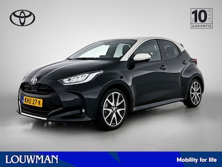 Toyota Yaris 1.5 Hybrid Executive Bi-tone | BTW voertuig | Head-Up Display | Dodehoek detectie | Parkeersensoren voor+achter | Stoelverwarming | Apple CarPlay/Android auto | Onderweg-naar-dealer