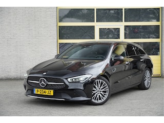 Mercedes-Benz CLA Shooting Brake 180 Automaat! Business Solution Luxury BJ2022 Lmv 18" | Led V+A | Pdc | Keyless entry | Panoramadak | Elek. achterklep | Achteruitrijcamera | Navi | Virtual cockpit | Dashboard verlichting | Sportstoelen | Verwarmde voorstoelen | Zwarte hemel