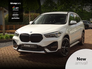 BMW X1 sDrive18i | Handbak | Uniek | PearlWeiss | Leer | Nav | All-black! | Privacy glass