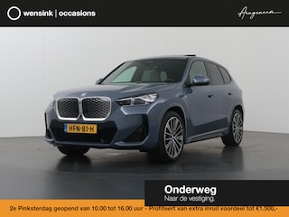 BMW iX1 eDrive20 67 kWh | M-Pakket | SOH 98% | Harman/Kardon | Ele. verstelbare stoelen + Geheugen | Panoramdak | Sportstoelen | Curved Display | 360 Camera | Trekhaak | HUD |