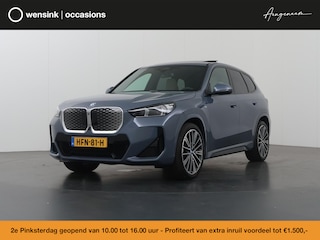 BMW iX1 eDrive20 67 kWh | M-Pakket | SOH 98% | Harman/Kardon | Ele. verstelbare stoelen + Geheugen | Panoramdak | Sportstoelen | Curved Display | 360 Camera | Trekhaak | HUD |