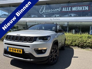 Jeep Compass 4xe 240 Plug-in Hybrid Electric Trailhawk Airco - Schuif/kanteldak - Achteruitrijcamera - Apple carplay - Parkeersensoren - Navigatie - Oplaadmogelijkheid - Lederen bekleding - Cruise control - Dakrails - Led verlichting - Elektrische ramen - Bluetooth - Keyless start - Start/stop systeem - Stuur multifunctioneel