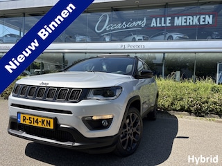 Jeep Compass 4xe 240 Plug-in Hybrid Electric Trailhawk Airco - Schuif/kanteldak - Achteruitrijcamera - Apple carplay - Parkeersensoren - Navigatie - Oplaadmogelijkheid - Lederen bekleding - Cruise control - Dakrails - Led verlichting - Elektrische ramen - Bluetooth - Keyless start - Start/stop systeem - Stuur multifunctioneel