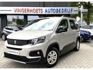 Peugeot Rifter 110 Pk Benzine * GT-Line * Super Netjes * Navigatie * Panoramadak * Trekhaak *  Stoelverwarming * Keyless Entry & Start *  Climate & Cruise Control * L.M. Velgen * Vingerhoets; Vierde Generatie Eersteklas Service. Al meer dan 100 jaar een begrip in de Brabantse Kempen.