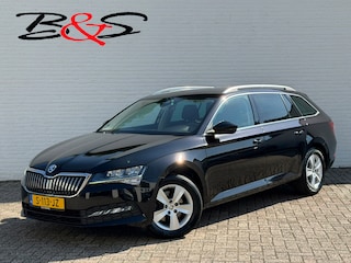 Skoda Superb Combi 1.5 TSI ACT Automaat Pdc V+A Navigatie Clima Carplay Digital dash Trekhaak Cruise