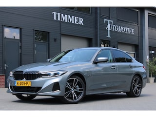 BMW 320e Sedan Facelift - zwart leder - 19 Inch - Head Up - Nederlandse BMW - Dealer onderhouden - Geblindeerde ramen - Sport Stoelen - Achteruitrijcamera - Hifi speakers