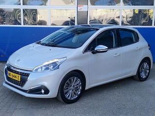 Peugeot 208 1.2 PureTech Allure / Panoramadak / Trekhaak / ECC / Carplay / Navigatie / Historie bekend / Origineel NL / NAP