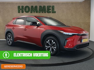 Toyota bZ4X Dynamic 71 kWh - ORIGINEEL NEDERLANDSE AUTO - ELEKTRISCHE ACHTERKLEP - KEYLESS ENTRY/START - PARKEERSENSOREN VOOR/ACHTER - APPLE CARPLAY/ANDROID AUTO - 3 FASE LADEN - CRUISE CONTROL ADAPTIEF - CLIMATE CONTROL - VOORSTOELEN VERWARMD - STUURWIEL VERWARMD - VOLLEDIGE DEALER ONDERHOUDEN