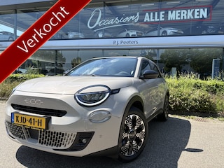 Fiat 600 1.2 Hybrid La Prima Airco - Achteruitrijcamera - Apple carplay - Parkeersensoren - Navigatie - Dodehoek detector - Draadloze telefoonoplader - Cruise control - Licht metalen velgen 18 inch - Voorstoelen verwarmd - Radio - Mistlampen voor - Stuur multifunctioneel - Extra getint glas achter - Bluetooth - Keyless entry/start - Led verlichting