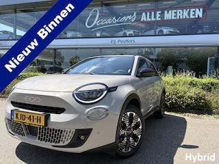 Fiat 600 1.2 Hybrid La Prima Airco - Achteruitrijcamera - Apple carplay - Parkeersensoren - Navigatie - Dodehoek detector - Draadloze telefoonoplader - Cruise control - Licht metalen velgen 18 inch - Voorstoelen verwarmd - Radio - Mistlampen voor - Stuur multifunctioneel - Extra getint glas achter - Bluetooth - Keyless entry/start - Led verlichting