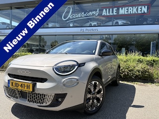 Fiat 600 1.2 Hybrid La Prima Airco - Achteruitrijcamera - Apple carplay - Parkeersensoren - Navigatie - Dodehoek detector - Draadloze telefoonoplader - Cruise control - Licht metalen velgen 18 inch - Voorstoelen verwarmd - Radio - Mistlampen voor - Stuur multifunctioneel - Extra getint glas achter - Bluetooth - Keyless entry/start - Led verlichting