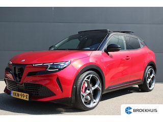 Alfa Romeo Junior Elettrica Veloce 280pk 54 kWh | Nieuwprijs €55.000,- | Panorama/schuifdak | Sabelt sportstoelen | NL auto | 11.000km |