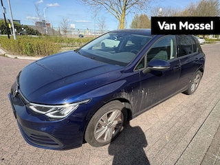 Volkswagen Golf 1.5 TSI Life 130 PK| Dealeronderhouden | Navigatie | Stoelverwarming | Stuurwielverwarming | Parkeersensoren Voor & Achter | Privacy Glass | Apple Carplay | Android Auto