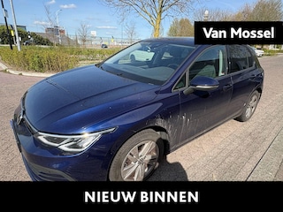 Volkswagen Golf 1.5 TSI Life 130 PK| Dealeronderhouden | Navigatie | Stoelverwarming | Stuurwielverwarming | Parkeersensoren Voor & Achter | Privacy Glass | Apple Carplay | Android Auto