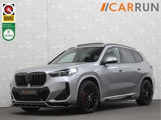 BMW X1 18i M-Sport Performance-Pack | Panorama | Sportstoelen | Carbon | Keyless-Entry | Sfeerverlichting | Achteruitrij-Camera | 5x op voorraad | Carplay | Full-LED | Black-Optic | Getint Glas | Stoelverwarming | Draadloos Laden |